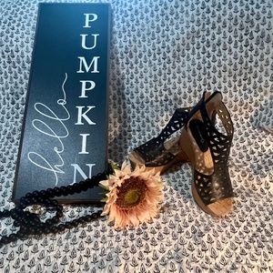 Bare Traps platform wedge